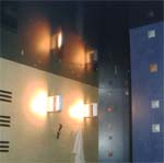 Вариант оформления кухни, темная глянцевая фактура дает более глубокий эффект отражения