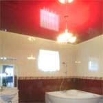 Использование широкой цветовой гаммы натяжных потолков дает возможность подбора баланса цветового решения интерьера за счет потолка